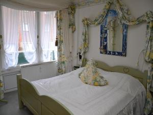 1 dormitorio con cama con almohada en Haus Schaper, en Westerland