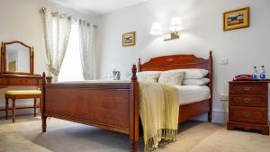 Una cama o camas en una habitación de Tully's Hotel