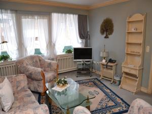 Sala de estar con 2 sofás y TV en Haus Schaper, en Westerland