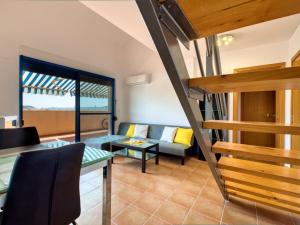 uma sala de estar com uma escada e um sofá em Apartment La Marjal-3 by Interhome em Denia