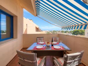 uma sala de jantar com uma mesa e cadeiras e uma janela em Apartment La Marjal-3 by Interhome em Denia