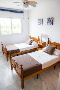 Pokój z 3 łóżkami i wentylatorem sufitowym w obiekcie Piso encantador junto al mar, relax, tranquilidad w mieście Torre del Mar +20 zdjęć