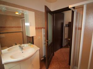 Kúpeľňa v ubytovaní Villa La Canonica-3 by Interhome
