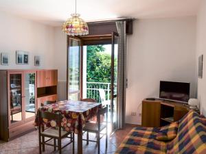 een eetkamer met een tafel en stoelen en een raam bij Apartment La Canonica-2 by Interhome in Brezzo