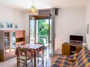 Televízia a/alebo spoločenská miestnosť v ubytovaní Villa La Canonica-3 by Interhome