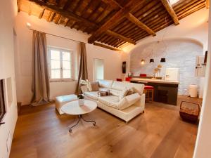 - un salon avec un canapé blanc et une table dans l'établissement Locanda della Scala, à San Quirico dʼOrcia