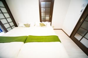 Postel nebo postele na pokoji v ubytování Yokkaichi egaosakuie in Shimizucho 1