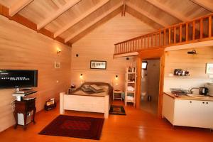 Afbeelding uit fotogalerij van The Beautiful Cabins in Rosh Pinna
