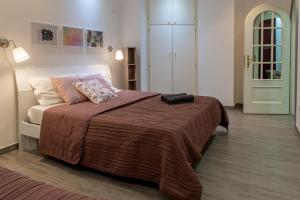 1 dormitorio con 1 cama grande con manta marrón en La Maison In Rome, en Roma