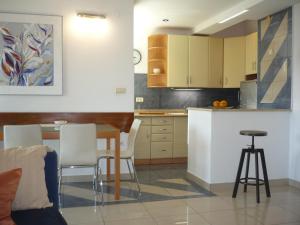 Kuchnia lub aneks kuchenny w obiekcie Apartments Karmen Pula