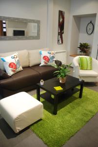 a living room with a couch and a coffee table at Apartamento Judería in Toledo