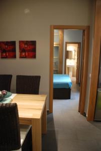 a room with a room with a bed and a table at Apartamento Judería in Toledo