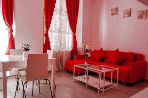 a living room filled with furniture and a red couch at Nest Style Granada in Granada