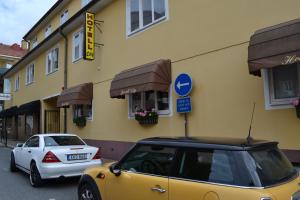 ein gelbes Auto, das vor einem Gebäude parkt in der Unterkunft Hotell City in Hässleholm