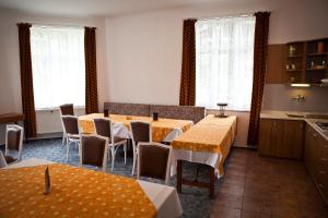 Reštaurácia alebo iné gastronomické zariadenie v ubytovaní Vila Demanova