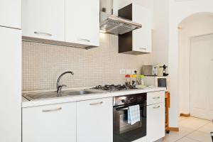 Una cocina o zona de cocina en Marconi Airport Cozy Dream Flat