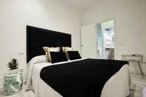 マドリードにあるSERRANO CLASS, by Presidence Rentalsのベッドルーム1室(大型ベッド1台、黒いヘッドボード付)