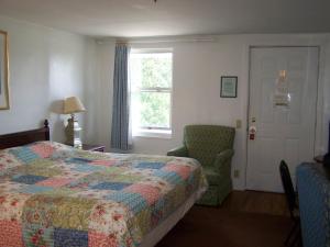 Un pat sau paturi într-o cameră la Golden Knight Inn and Suites