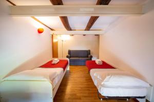 Llit o llits en una habitació de Very Big, three Bedrooms, Great Balcony and View, on PORTALBA, near BELLINI and DANTE, super Central!