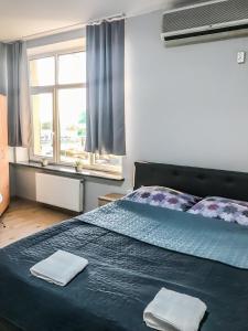 - une chambre avec un lit et 2 serviettes dans l'établissement Willa Wygoda, à Białystok