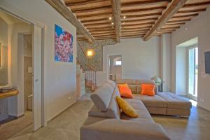 a living room with two couches and a couch at Villa dei Vini by PosarelliVillas in Terontola