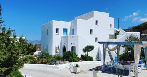 a white building with a blue sky in the background at Sarakiniko Rooms in Adamantas
