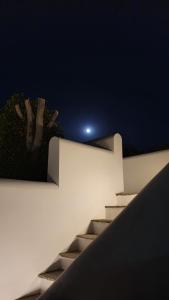a night view of a staircase with a light on it at Sarakiniko Rooms in Adamantas