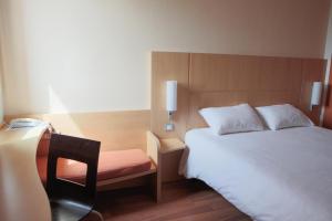 Postel nebo postele na pokoji v ubytování ibis Albert Pays de Somme