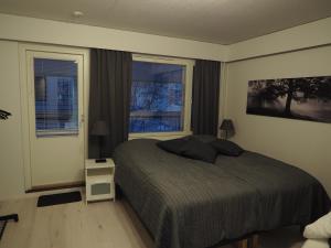 Una cama o camas en una habitación de Apartment Oulu station suite
