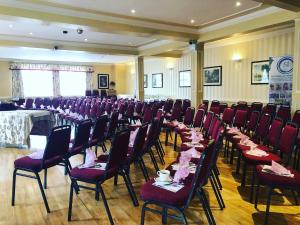 אזור ישיבה ב-Tully's Hotel