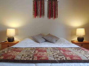 a bedroom with a bed with two lamps on both sides at Hotel & Cabañas El Mirador Caldera in Caldera