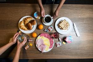 una mesa con un montón de alimentos de desayuno en ella en Safestay York Micklegate en York