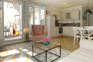 a living room with a couch and a table at Villa De Meere Whg 8 in Nieblum