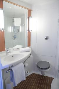 Bathroom sa ibis Albert Pays de Somme