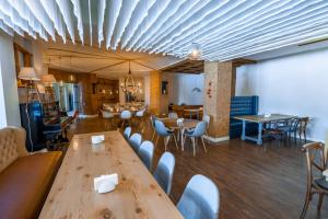 Tamara's place في غودواري: غرفة طعام مع طاولة وكراسي خشبية كبيرة