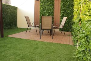 4 Stühle und ein Tisch im Garten in der Unterkunft Sama Hotel in Riad