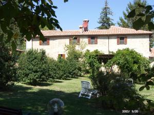 a house with a dog on the roof of it at Agriturismo San Giovanni in Cetona