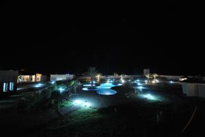 a view of a courtyard at night with lights at Hôtel Palais Masandoia in Erfoud