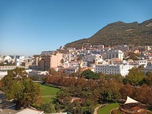 Fotografie z fotogalerie ubytování Kings Wharf Quay29 - Large Studio Apartment with 3 Pools - Gym - Rock Views - Holiday and Short Let Apartments in Gibraltar v destinaci Gibraltar