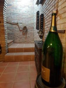 Una botella de vino sentada en una mesa en una habitación en Cal Roig Hotel Rural en Vilafranca del Penedès