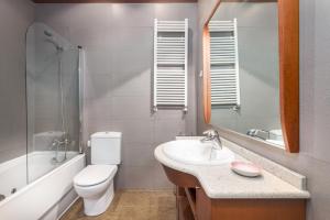 サン・セバスティアンにあるSan Martin 2 - Local Rentssの洗面台、トイレ、浴槽を備えたバスルーム +7枚の写真