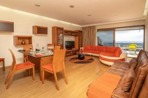 sala de estar con sofá y mesa en Casa Bianka, Garrys Holiday Rentals, Lda, en Funchal