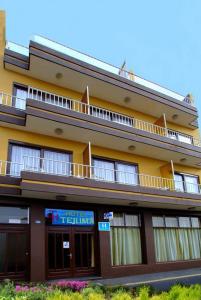 un edificio amarillo con balcones encima en Hotel Tejuma, en Puerto de la Cruz