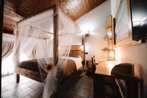 Un pat sau paturi într-o cameră la Agriturismo la Bicocca +48 fotografii