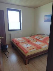 a bedroom with a bed and a window at Ferienhaus Edeltraud in Dargen