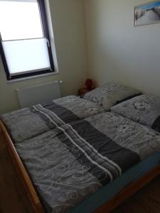 a bed in a bedroom with a window at Ferienhaus Edeltraud in Dargen