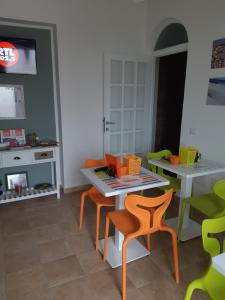 Pokój z 2 stołami i krzesłami oraz kominkiem w obiekcie B&b Paolo e Daniela w mieście Carbonia