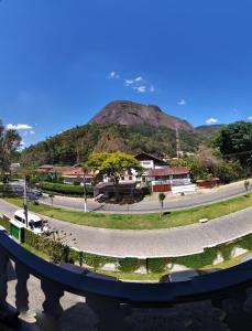 a view of a park with a mountain in the background at Apartamento Duplex no melhor bairro de NF in Nova Friburgo