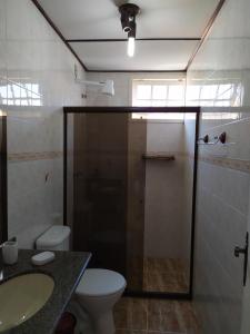 a bathroom with a shower and a toilet and a sink at Apartamento Duplex no melhor bairro de NF in Nova Friburgo