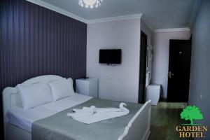 Voodi või voodid majutusasutuse Garden Hotel toas